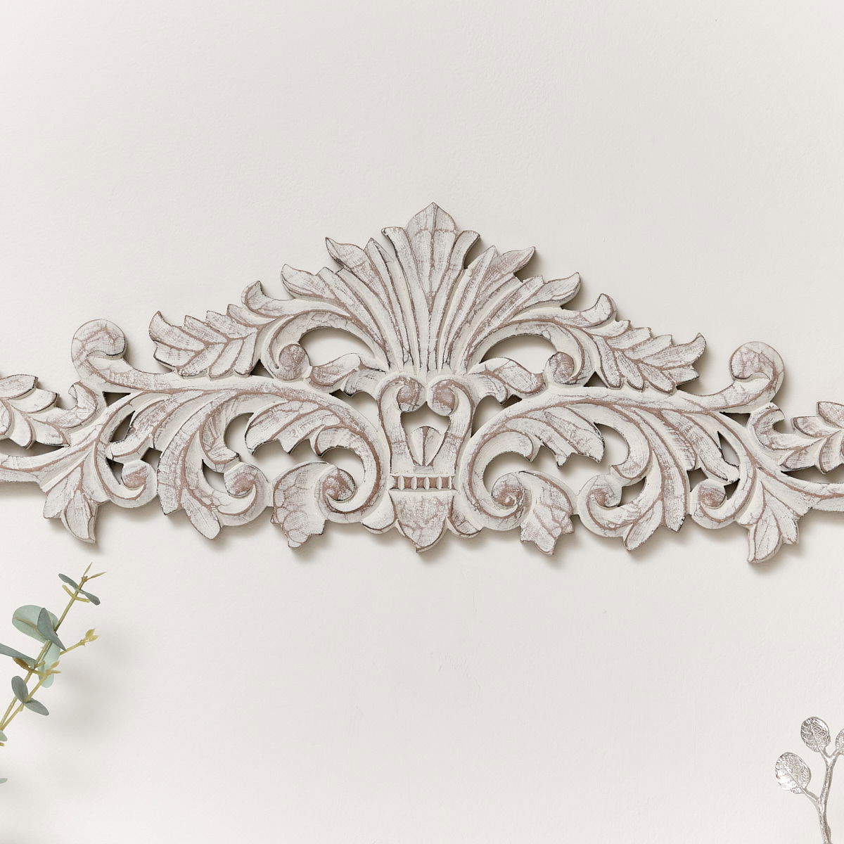 Vintage White Distressed Fleur De Lys Wall Plaque