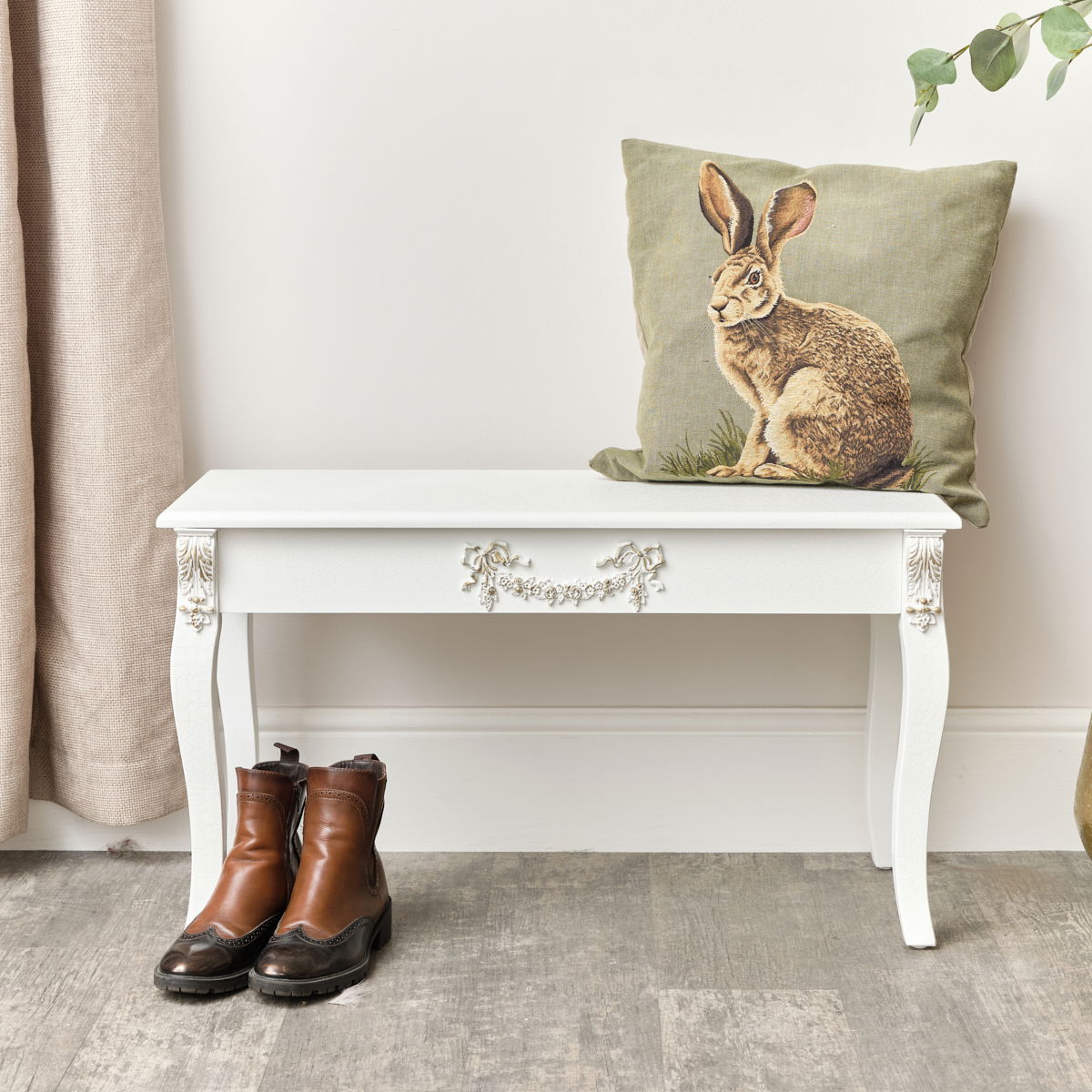 Orante White Detailed Bench with Wooden Top - Pays Blanc Range