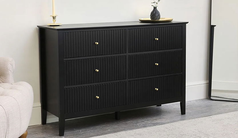 CHEST OF DRAWERS